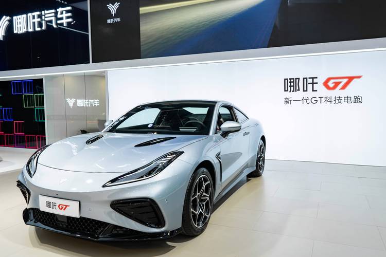 佛山204哪吒汽车在智能汽车领域的表现，领途汽车在新能源汽车市场中的影响力